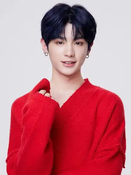 黄明昊最爱惜的六张照片,怪不得,图6真的是帅到模糊了!