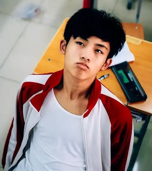 男孩身高一米八,高大帅气成校草,只因妈妈抓住这3个长高黄金期