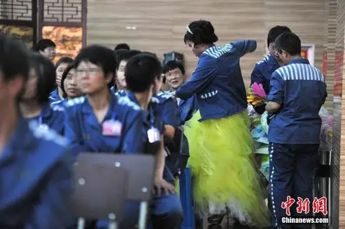 4月29日,云南第三女子监狱内,女子服刑人员穿着在警官指导下设计的