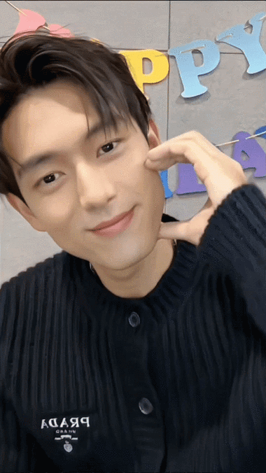 我要被李现笑丝,粉丝:想看脸颊比心李现上一秒乖乖照做,下一秒我:你在