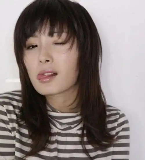 杨幂17岁旧照流出,被49岁成龙搂在怀,模样与如今大不同!