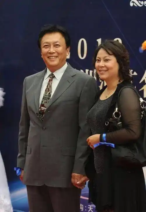 1993年春节过后,庄力看到唐国强盯着女儿唐亮的照片,神情失落.