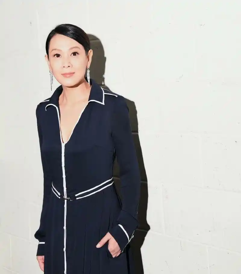 49岁刘若英真不一样了,只是剪款短发至少减龄15岁,未修图更惊艳