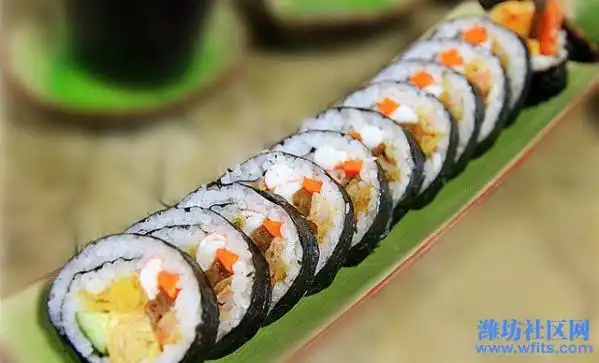 说到日本料理,就不能不提「寿司」,这看似饭团一般简单的食物,却包含