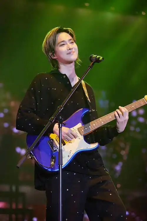 exo成员suho首次solo演唱会"su:home"巡演日程海报公开,引发热议!