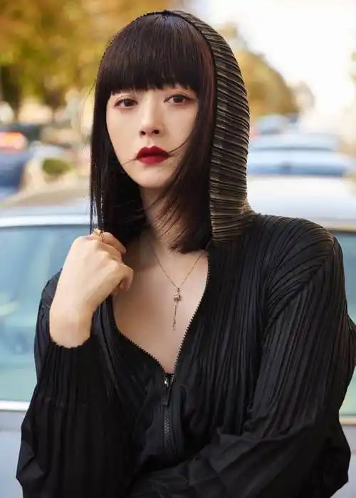 蒋欣换新发型!齐耳短发配鸭舌帽低调现身机场,牛仔裤休闲接地气_感觉_