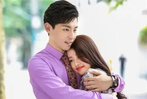 邓伦的女朋友与金晨亲昵出行被拍疑玩姐弟恋揭秘两人真实关系