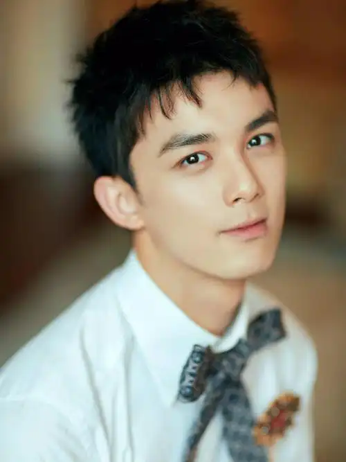 简直是打脸了啊,吴磊弟弟还剪了新发型,这个短发弟弟你还喜欢吗?