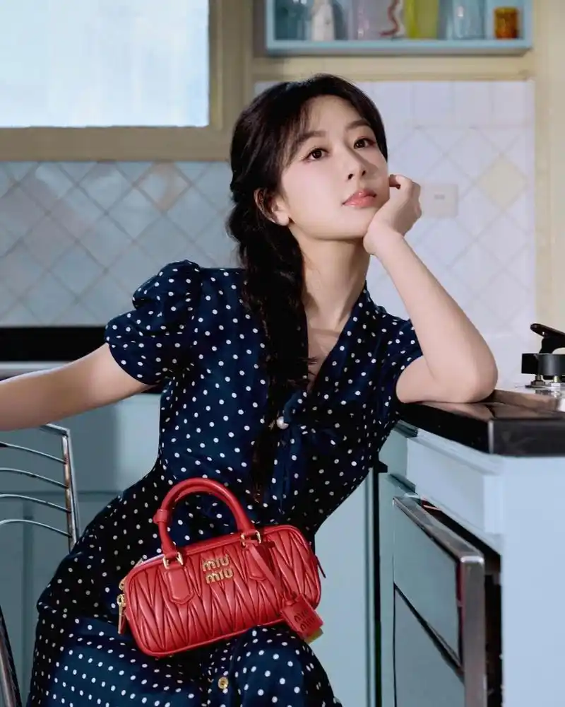 杨紫身着波点连衣裙,拍摄品牌广告. 麻花辫更显清新典雅.
