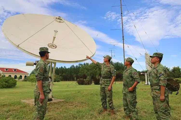 制胜无声战场的真实写照他们就是海军航空大学某场站通信兵抢修一线