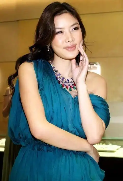 给了黎明许多愉快的时光,然而,黎明这个保守的人始终无法接受妻子在外