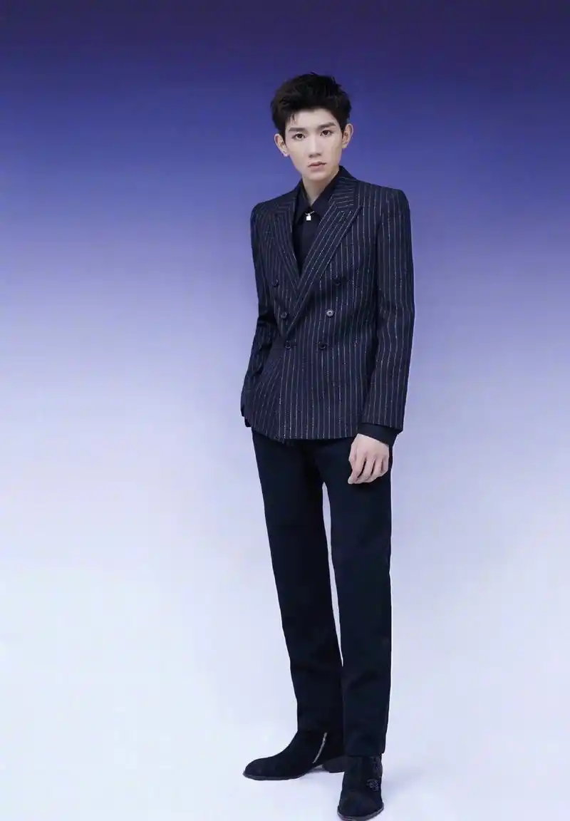 王源身穿黑色竖条纹西装内搭黑色衬衫亮相腾讯音乐娱乐