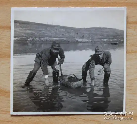 民国照片:军人摸鱼