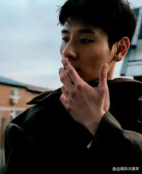 曾穷到发微博求职,31岁大火,帅到杨颖买自拍照,秦昊成小迷弟