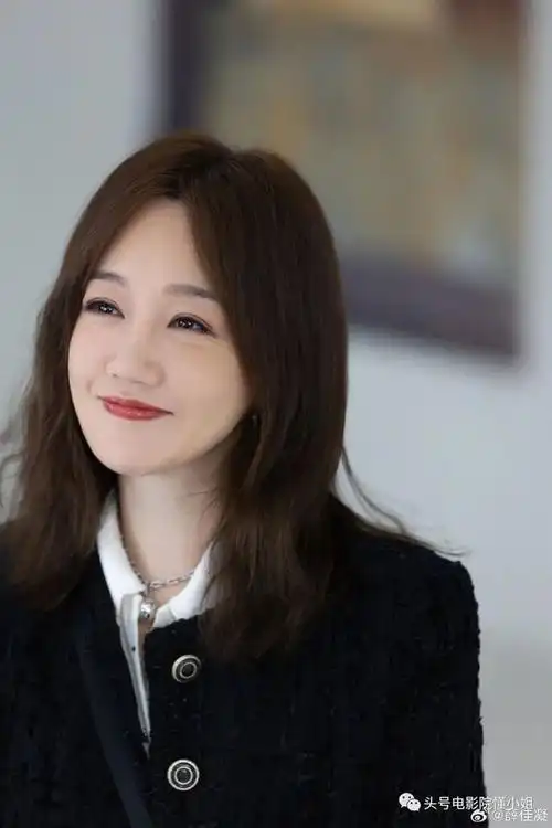 45岁薛佳凝近照曝光胡歌前女友仍似少女身边放佛珠已皈依佛门
