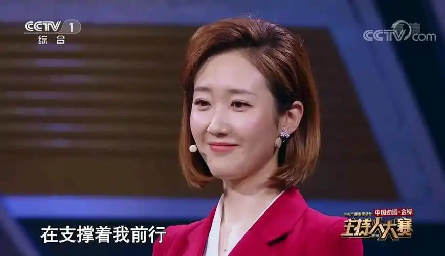 主持人大赛:新闻类金奖之争,王嘉宁说好荣幸跟邹韵大神打了一架