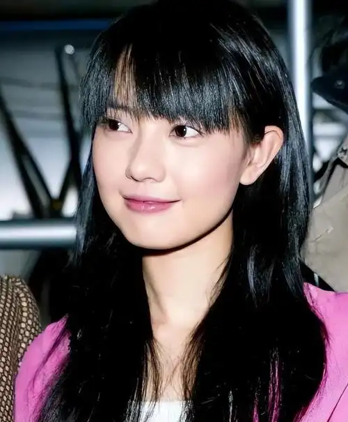 高圆圆高中时期的照片被曝光随着社交网络的发展,一些明星的很多往事