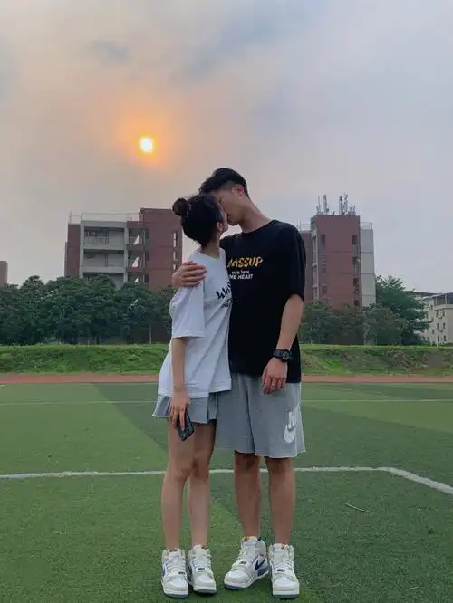 情侣草地合影封校plus版