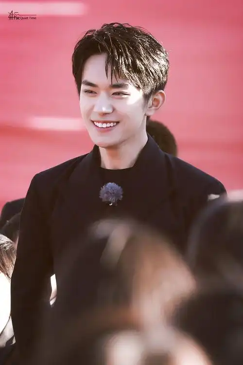 有没有易烊千玺笑起来的壁纸