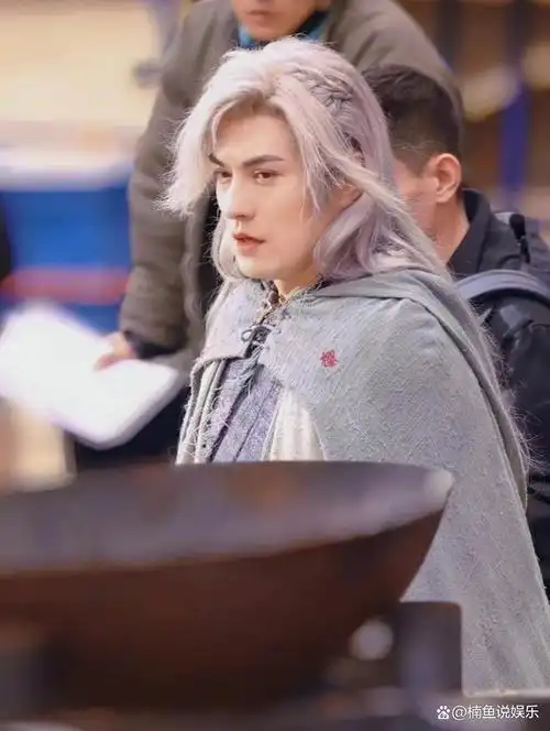 那就是乔振宇,钟汉良,严屹宽和霍建华,这位男演员的古装扮相不论放在