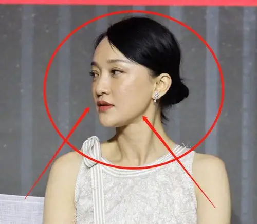 但是状态都是相当好,而且在现场的画面中也是能够看到,周迅的侧脸轮廓