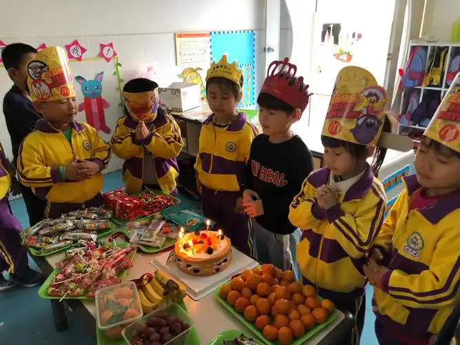 苑芝幼儿园圣诞自助餐暨10～12生日会剪影