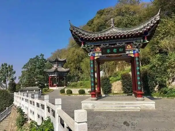 就是大名鼎鼎的石钟山,国家aaaa级旅游景区,长江沿线上的主要景点之一