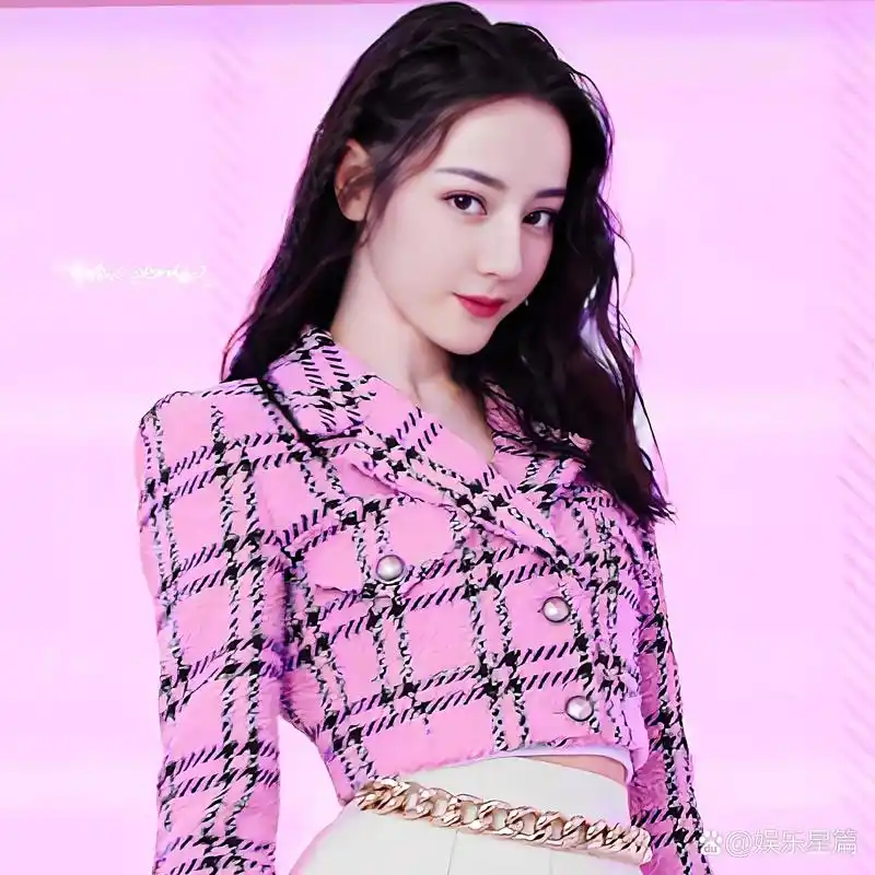 迪丽热巴#粉色格子女团风造型