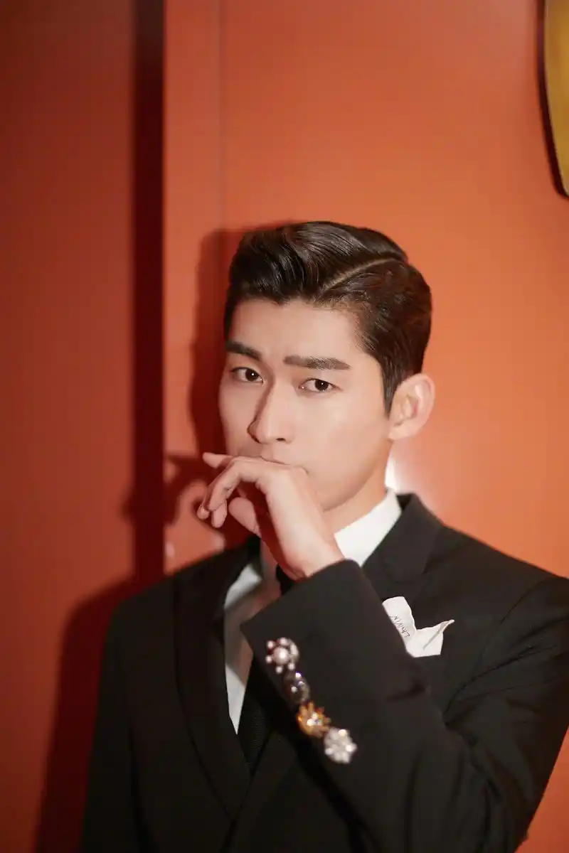 来感受一波张翰出席某品牌活动的随拍写真吧!