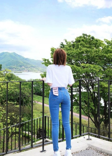 穿上蓝色牛仔裤,清新的大方又自然
