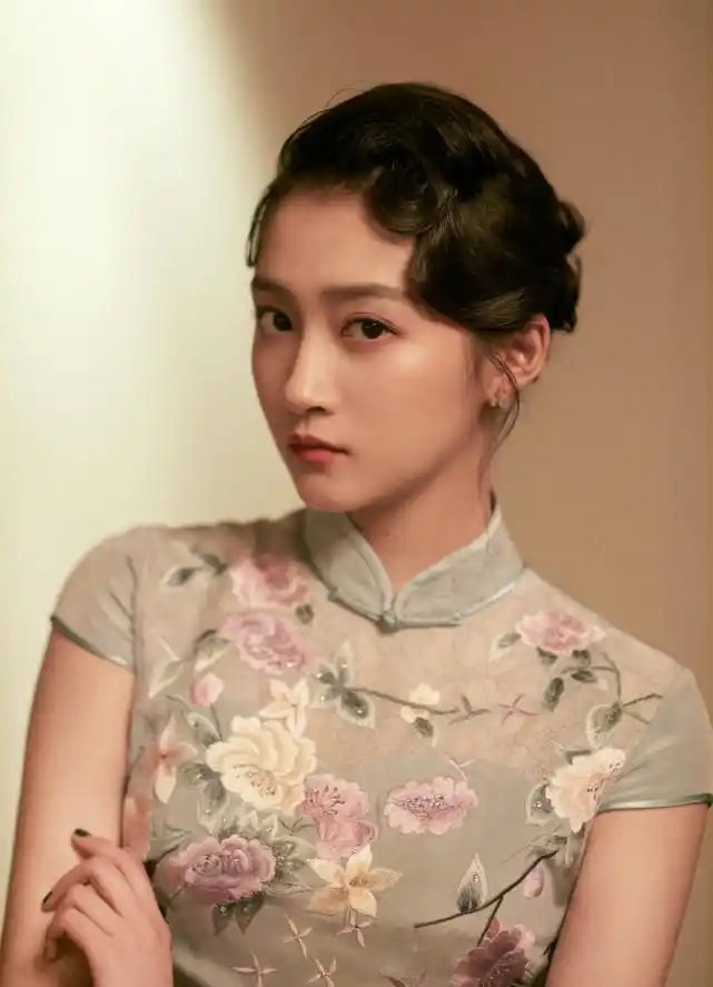 关晓彤近照虽然依旧是很瘦就是这个脸又大了一圈感觉颜值下降