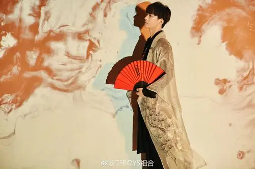 当易烊千玺穿上汉服  当真是公子世无双