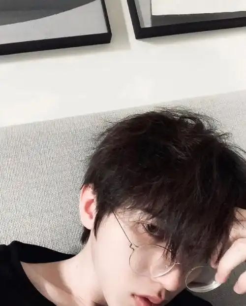 蔡徐坤戴眼镜素颜自拍