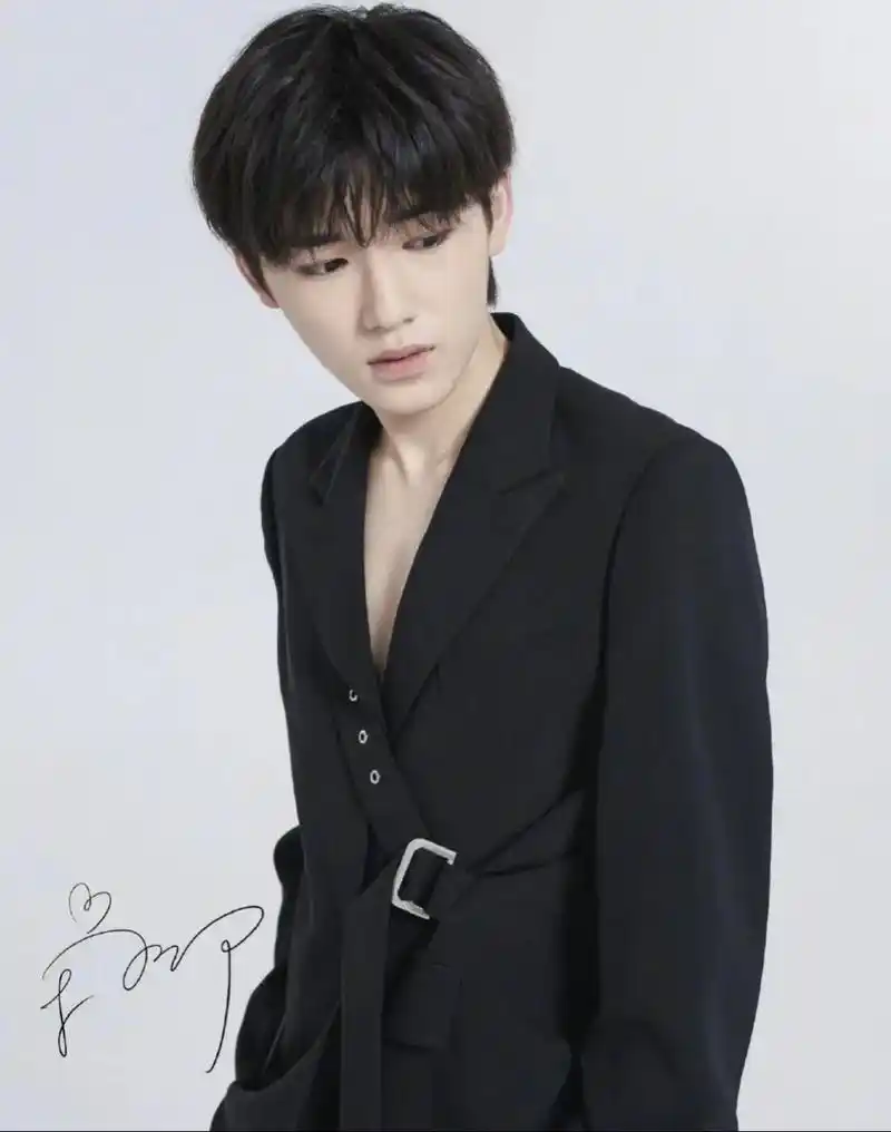 向全世界安利 #宋亚轩 #西装 @抖音小 - 抖音