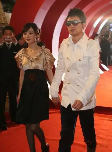 李小璐编辑点评:黑裙同样能展现青春气质,金色的上装让黑色的单调和