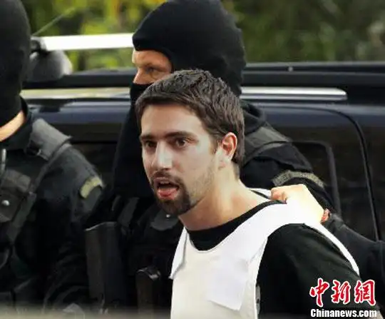 11月2日,在希腊首都雅典,警察押送一名邮件炸弹嫌疑人.