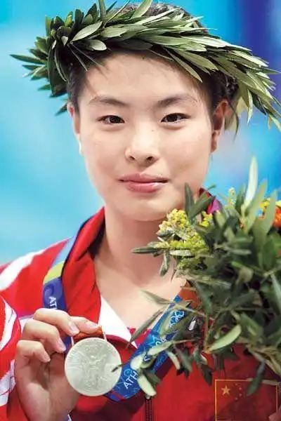 跳水名将吴敏霞迎新工作,34岁侧颜美出天际,携丈夫出席公益活动