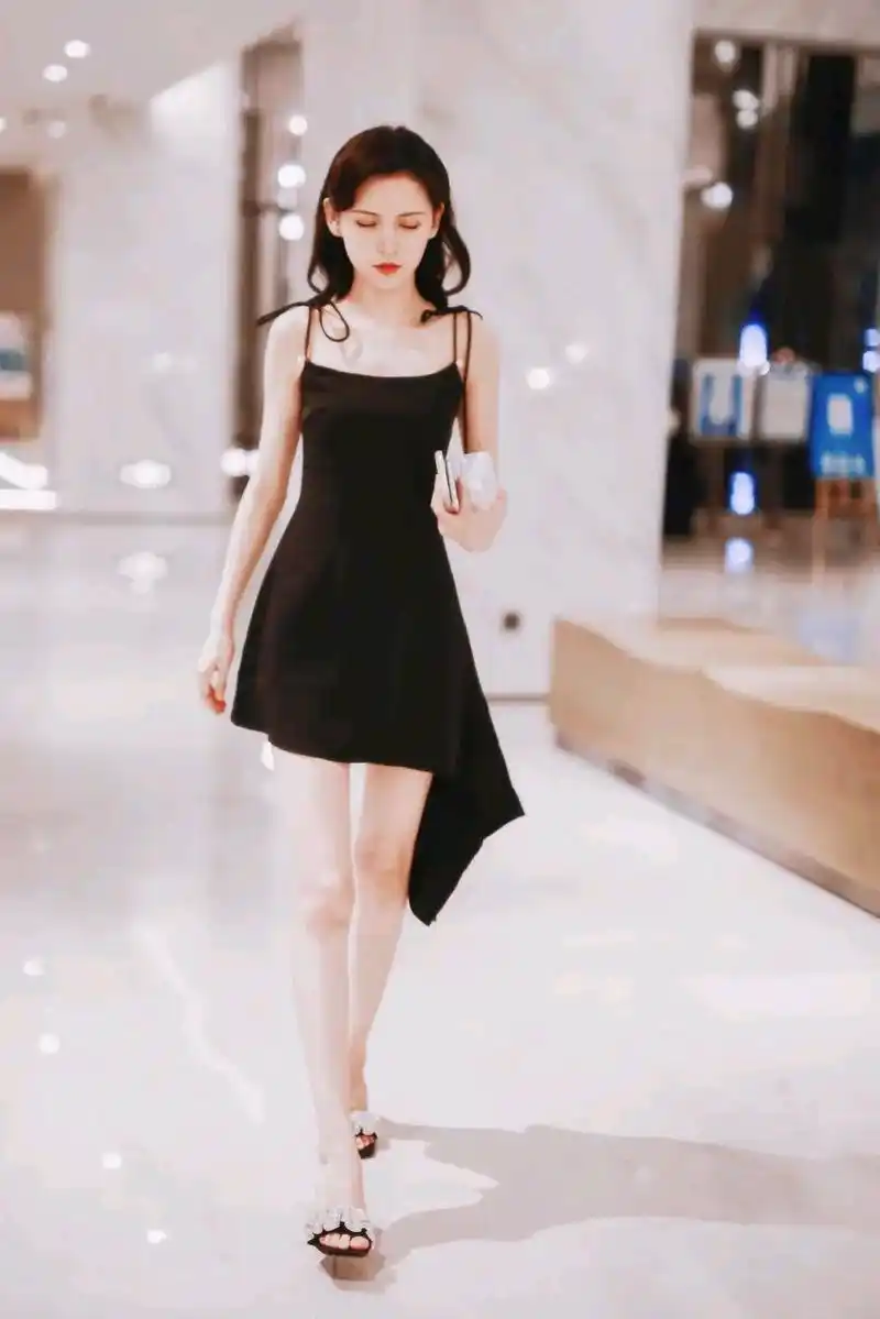 张予曦身穿黑色短裙,衬托的肌肤细腻光滑魅力无限