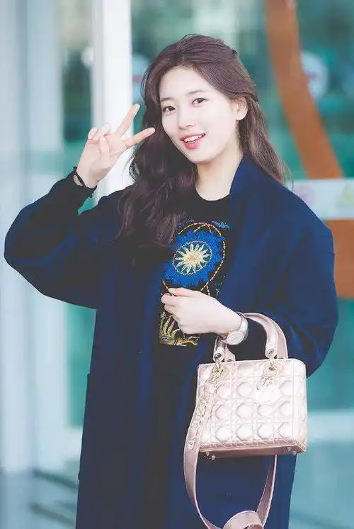 韩国的国民初恋裴秀智深蓝色大衣内搭刺绣上衣甜美笑容超心动