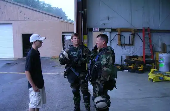 美国fbi特工假扮外国采购军官诱捕行贿军火商