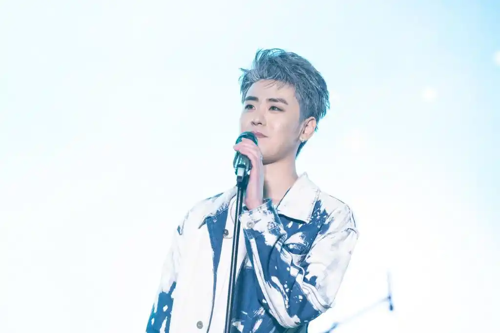 [张云雷][新闻]210503 张云雷灰发造型惊喜亮相国潮音乐节 绿海乐队与