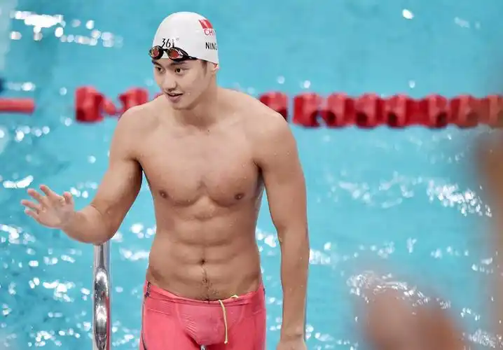 主页 娱乐有料   宁泽涛的腹肌十分发达,裆部激凸很明显    宁泽涛在