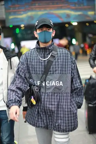 胡先煦格纹夹克衫 黑色老爹鞋 运动裤 黑色斜挎包帅气潮范