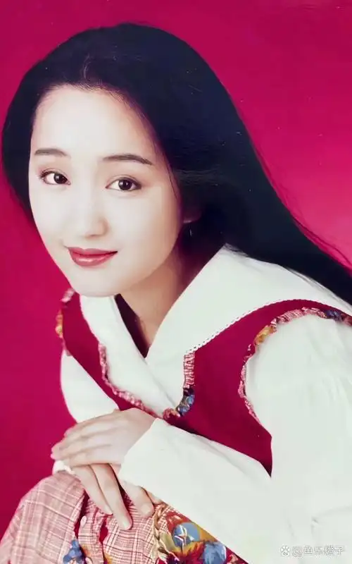 杨钰莹年轻的时候,一枝花,如今也风韵犹存,她真的没有老过,一直都保持