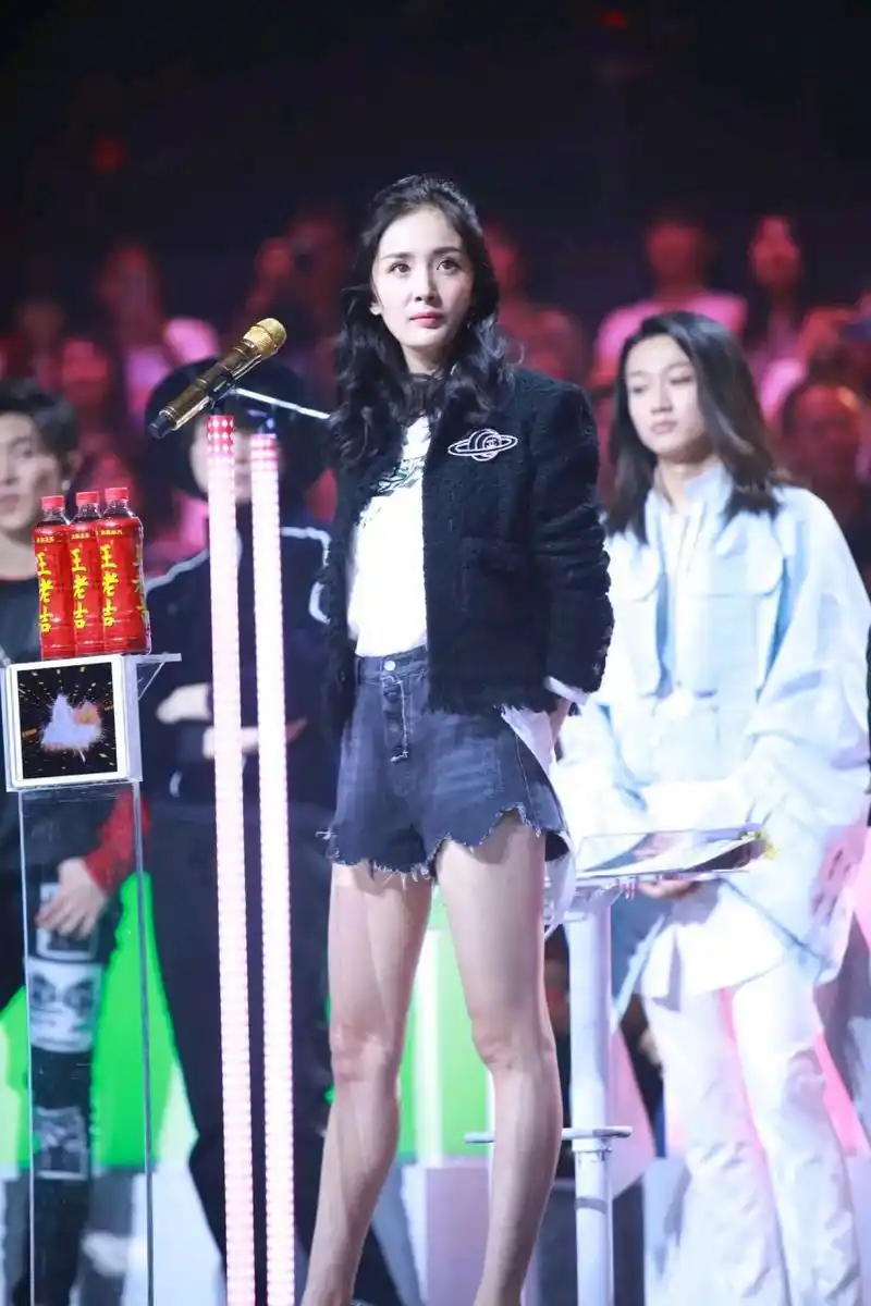 杨幂综艺节目现场,这腿太真实了