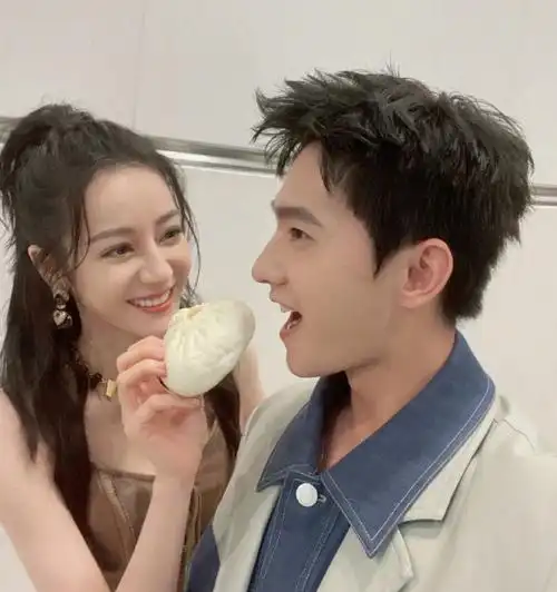 迪丽热巴亲手喂杨洋吃包子,杨洋张开嘴巴就要啃,网友:我也饿了