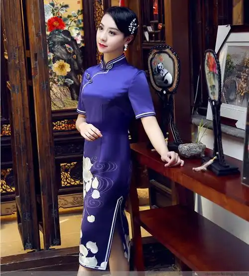 靓丽的锦缎旗袍