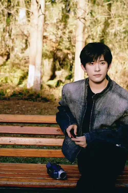 易烊千玺春日大片