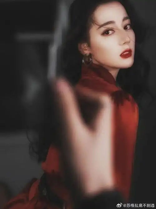 迪丽热巴红衣旧照