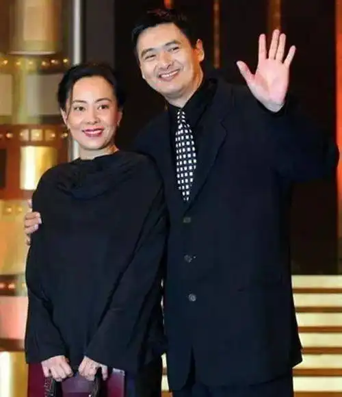 68岁周润发回应裸捐56亿不是我要捐是我老婆决定的